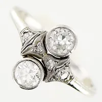 Ring, diamanter 1 x ca0,19ct, 1 x ca0,20ct, 4 x ca0,02ct, äldre slipning, stl 16¼, bredd 1,5-11,5mm, vitguld, 18K.  Vikt: 2 g