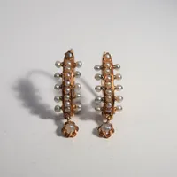 Ett par Örhängen med pärlor, Längd 2 cm bredd 7 mm, 18K, 2,3g Vikt: 2,3 g