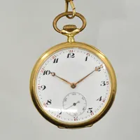 Fickur 18K, okänt märke, boett Ø50 mm, manuell, boettnr 737133, verknr 711233, innerboett i metall med namngravyr, klockkedja i metall, fungerade vid testtillfället, mindre nagg på glaset, etui, bruttovikt 105,4g, 18K.