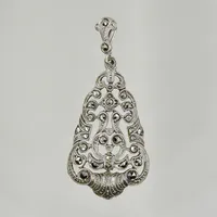 Hänge med markasiter, längd 44 mm, bredd 20 mm, 830/1000 silver. Vikt: 4,3 g