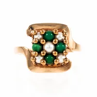 Rolig ring i 18K guld med pärlor & gröna stenar. Den är 2 - 14,7 mm bred, är i storlek 18½ och väger 5,5g. Utländska, oläsliga stämplar.