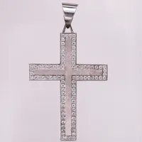 Hänge i form av ett kors med briljantslipade diamanter, 90 x ca 0,07ct, varav 27st diamanter möjligen syntetiska, graverad INRI på baksidan, höjd 95mm, 18K vitguld, vikt 58,5 gram Vikt: 58,5 g