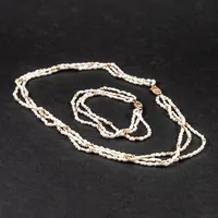 Treradig collier & matchande armband med sötvattenspärlor. Colliern är 43,5 cm lång. Armbandet är 18,5 cm långt.  Varje pärlrad är c:a 3 mm bred. Lås i 14K guld på båda. Vikt: 0 g