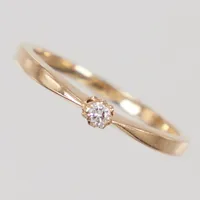 Ring, diamant 1x ca 0,05ct, stl 17½, bredd 2,9mm, skenan ca 2mm, GHA 18K Vikt: 2,4 g