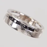 Ring, svarta diamanter 8x ca 0,03ct, stl ca 19½, bredd 6,4mm, bruksslitage, vitguld, Italiensk Salvini 18K  Vikt: 8,8 g