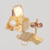 Ett par örhängen, 2 odlade pärlor Ø 3,3mm, ca 11 x 12,9mm, stämpel på stopp OÖG Örneus Guldsmed år 1972, 18K  Vikt: 3,5 g