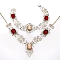Vintage Set - Collier och Armband, Camé, röda stenar, vitmetall, Collier längd 46,5 cm, dekor bredd 15-35 mm, Armband längd 21 cm, dekor bredd 15-30 mm, stenar utan anmärkning