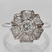 Ring, 18K vitguld, Diamanter 7 st - totalt 0,30ct (6 x ca 0,03ct + 1 x ca 0,10ct), svensk kontrollstämpel, Ø16½ mm, bredd 2,5 - 9 mm, fint skick Vikt: 2,9 g