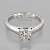 Ring, 18K vitguld, Prinsesslipad Diamant 0,50ct, Wesselton / SI - stämplat på skenans insida, Guldfynd (GHA), Ø18,0 mm, bredd 2,5 - 5 mm, fint skick Vikt: 5,6 g