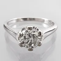 Diamantring, 14K vitguld, Briljantslipad Diamant 0,78ct - graverat på skenans insida, ca Top Crystal (I) / VS, Ø17,0 mm, bredd 1,5 - 7 mm, fint skick Vikt: 3,3 g