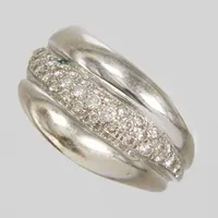 Ring vitguld briljantslipade diamanter 37 x ca0,005-0,02ct, Ø18, bredd: 2,5-15mm, öppen skena, gravyr, vitguld, 18K. Vikt: 10,7 g