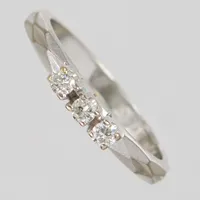 Ring med 3 diamanter 0,14ctv enligt gravyr, Ø16½, bredd: 2,4mm, vitguld, 18K Vikt: 3,2 g
