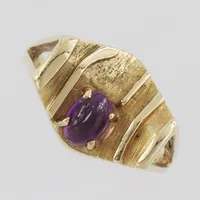 Ring med caboshonslipad lila sten något skadad, stl 15¾ mm, bredd ca 1,35-11,6 mm, 18k Vikt: 4,9 g