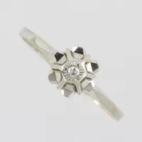 Ring med diamant ca 0,02ct, stl 18½mm, bredd skena 1,5mm, 18k vitguld Vikt: 1,8 g