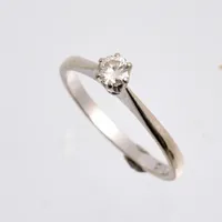 Ring i 18K vitguld, stl 16¾, bredd 1,8-4mm, 1st Diamant, 0,18ct, enligt gravyr, tillverkad av Guldfynd, år 1984, vikt 2,11g.
