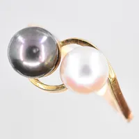 Ring med pärlor, stl 17¼, bredd på skena 2 mm, pärlornas Ø6-7 mm, 18K. Vikt: 2,7 g