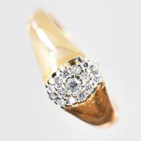 Ring med diamanter 0,25ctv enligt gravyr, Guldfynd, stl 18¾, bredd 3-9 mm, 18K. Vikt: 3,8 g