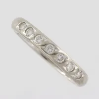 Ring med 7st diamanter  0,21ct enligt inskription , stl 16½mm, bredd 3mm, Thom Wirén Silversmed Kristinehamn, 18k vitguld Vikt: 3,5 g