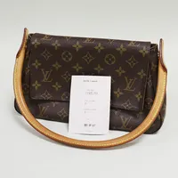 Väska Louis Vuitton, Mini Looping, brun monogramcanvas, ljusa skinndetaljer, numrerad MI0062, två invändiga fack varav ett med dragkedja, 28x16,5x8cm, inga tillbehör. Vikt: 0 g