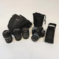 Digitalkamera Sony Alpha 550, 2 Objektiv Tamron 90mm Macro, 1 Objektiv Tamron 18-55mm, 1 Objektiv Tamron 18-250mm, Blixt Canon speedlite, laddare, väska. Vikt: 0 g Skickas med postpaket.