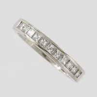 Ring  med prinsesslipade diamanter 11st totalt 0,50ct WSI enligt kvalitetsintyg Guldfynd , stl 16mm, bredd 3,2mm, 18k vitguld Vikt: 4,2 g