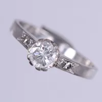 Ring med diamant ca 1x0,55ct W/Si, 4x0,01ct åttkantslipade, stl: ca 16¾, bredd: ca 2 - 6mm, TESI år 1959, vitguld, 18K  Vikt: 2,8 g