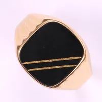 Ring med svart sten, stl 20½, bredd 2-15mm, 18K, bruttovikt 3,8 g Vikt: 3,8 g