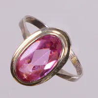 Ring med rosa sten, stl 18¾, bredd ca 2-16,5mm, vitguld. 18K  Vikt: 3,9 g