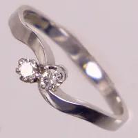 Tvillingring med diamanter 2x ca 0,07-0,08ct, stl 18¼, bredd ca 2-4,5mm, vitguld, gravyr, Juvel-Magnus AB 1964. 18K  Vikt: 3,1 g
