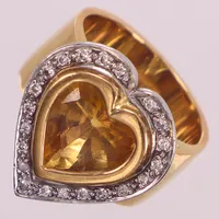 Ring med hjärtslipad citrin samt briljantslipade diamanter, ca 21x0,01ct, en diamant skadad/sprucken, stl 17¾, bredd 10-20mm, 18K vitguld/gulguld Vikt: 16,2 g