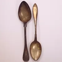 2 Skedar, ca 21-21,5cm, gravyr, bucklor, 1900-tal. 830/1000 silver  Vikt: 97,5 g