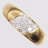Ring, briljantslipade diamanter 9xca0,02ct, Ø17, bredd:3,5-6,5mm, 18K. Vikt: 4,4 g