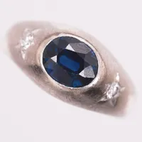 Ring med safir samt briljantslipade diamanter 2xca0,04ct, Ø15¼, bredd:3-8,6mm, 14K vitguld Vikt: 2,9 g
