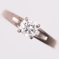Ring, briljantslipad diamant 0,56ct enligt gravyr, ca W/SI, Ø17¾, bredd:2,3-5,4mm, 14K vitguld Vikt: 4,1 g