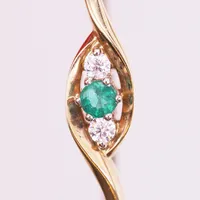 Armband med smaragd, sprucken, samt briljantslipade diamanter, 2 x ca 0,06ct, längd 18xm, bredd 2 - 7mm, 14K guld Vikt: 6,1 g