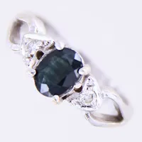  Ring med diamanter 2 x 0,03ct och mörkblå sten, stl 17¾, bredd 2,9-7,1mm, vitguld, 18K Vikt: 4,7 g