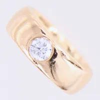 Ring med diamant 1xca0,35ct, ca TCr-W(I-H)/SI, stl 15¾, bredd 6,2-6,4mm, Art Metall, gravyr, 18K  Vikt: 10,6 g