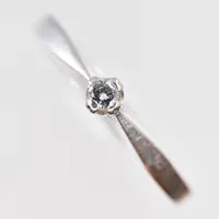Ring med diamant 0,05ct, stl 18½, bredd 2 mm, vitguld, 18K. Vikt: 2,5 g