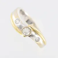 Ring, tvåfärgad, Ø16½, diamanter 1xca 0,10ct, 2xca 0,03ct, bredd 3-5mm, 18K  Vikt: 4,5 g