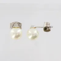 Ett par örhängen, vitguld, med pärla och diamant 1xca 0,03ct, 18K   Vikt: 2,1 g