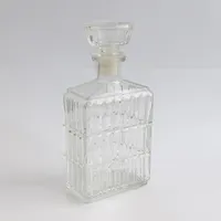Karaff, Whisky, propp med plast,  glas med slipad dekor, 19,5cm, bredd 10,8cm Vikt: 0 g Skickas med paket.