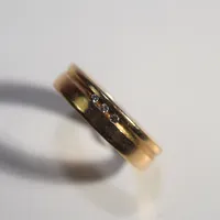 Ring med diamanter 0,03ct, Ø 16½, bredd 4,8 mm, graverad 18K 6g Vikt: 6 g