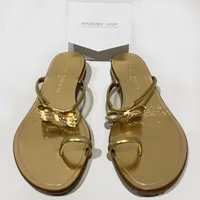 Ett par skor Louis Vuitton, Gold Leather Bow Flat Sandals, storlek 37, färgsläpp, bruksslitage, Made in Italy, dustbag, kvitto från Affordable Luxury 2022.  Vikt: 0 g