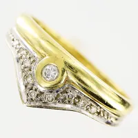 Ring, diamant 1 x ca 0,04ct, 9 x ca 0,01ct, stl 17¾, bredd 2-9mm, vit/gulguld, 18K.  Vikt: 3,8 g