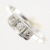Ring, diamanter 0,10ctv enligt gravyr, stl 17¼, bredd 1,5-5mm, vitguld, 18K.  Vikt: 2,3 g
