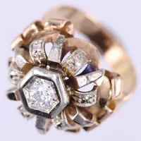 Ring med diamant ca 1x0,40ct, TW-W(G-H)/VS, äldre slipning, stl: 16½, bredd: ca 4-16mm, 18K Vikt: 7,3 g