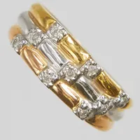Ring med diamanter 9 x ca. 0,005ct varav 5 möjligen syntetiska, Ø18, bredd: 4,5mm, tricolore, 18K Vikt: 4 g