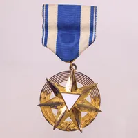 Medalj, Ø45mm, C Sporrong, Stockholm, år 1946, vitt och blått ripsband, gravyr, förgyllt silver och vit emalj, slitage, originalask Vikt: 27 g