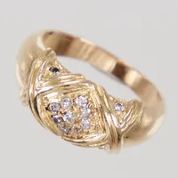 Ring stl 15½, bredd 2,4-8,2mm, diamanter 13x ca 0,01ct, 18K Vikt: 5,5 g