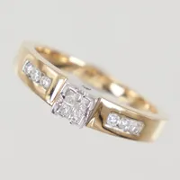 Ring stl 18, bredd 2,2-4,4mm, princesslipade diamanter 4x ca 0,025ct samt briljantslipade diamanter 6x ca 0,02ct, gulguld, GHA 18K Vikt: 4,8 g